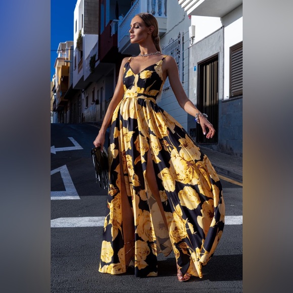 EMO sukienki - Picture 1 of 2